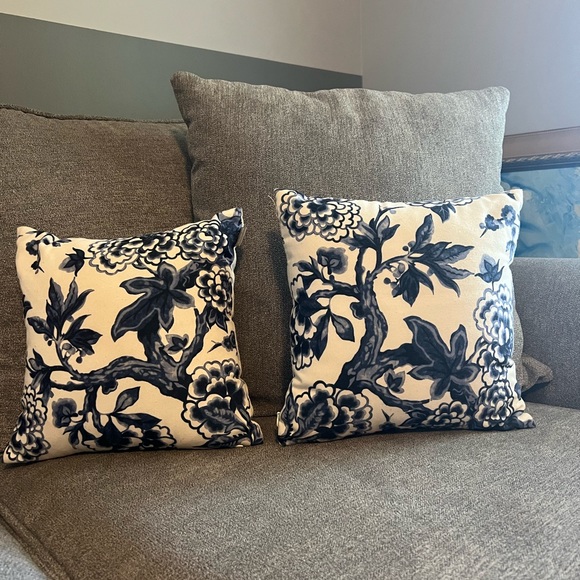 Two small accent pillows - Picture 4 of 8